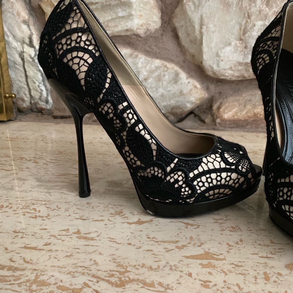 Alexander McQueen Orchid Lace peep toe pumps - Picture 2 of 8